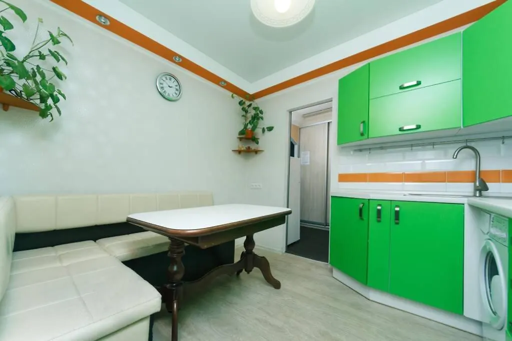 Nice Two- Bedroom Apartment In Five Minutes From Metro Minskaya Kijów