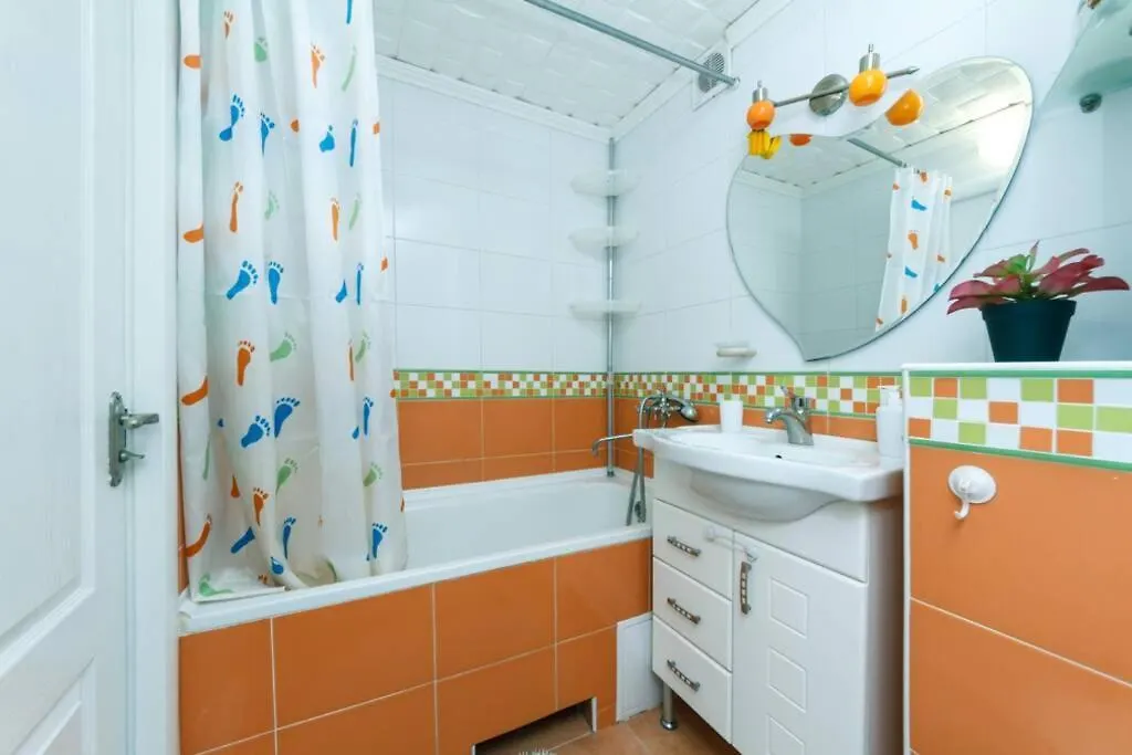 Nice Two- Bedroom Apartment In Five Minutes From Metro Minskaya Kijów
